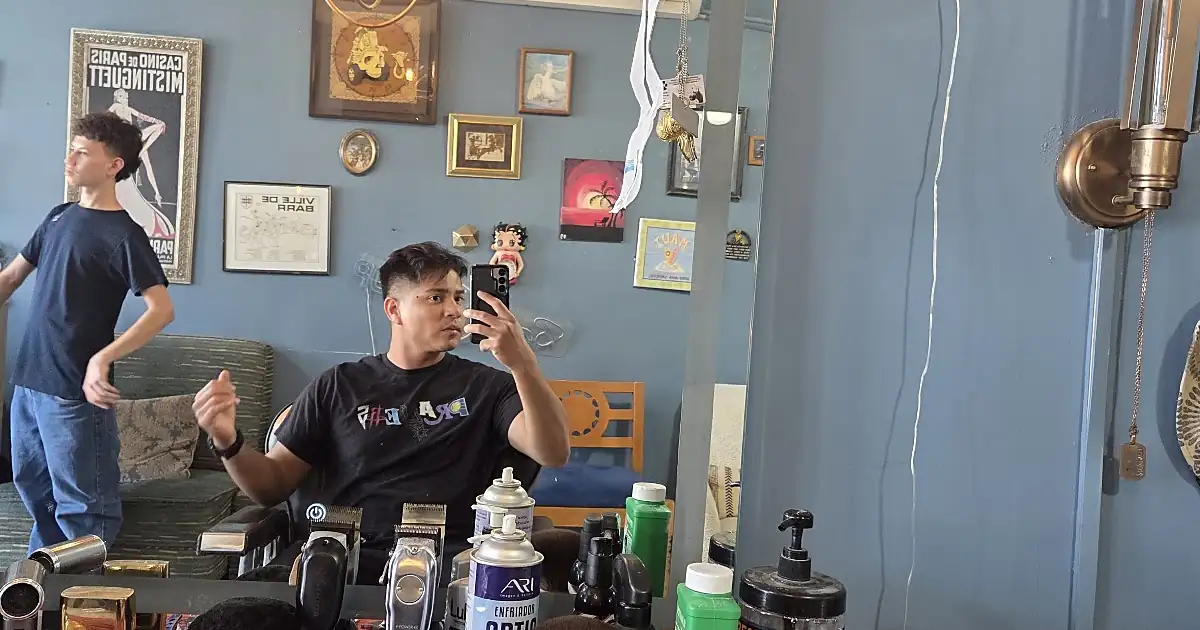 Deluxe Barber Shop