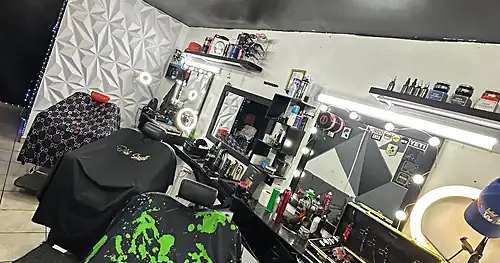 Chicanos barber academia