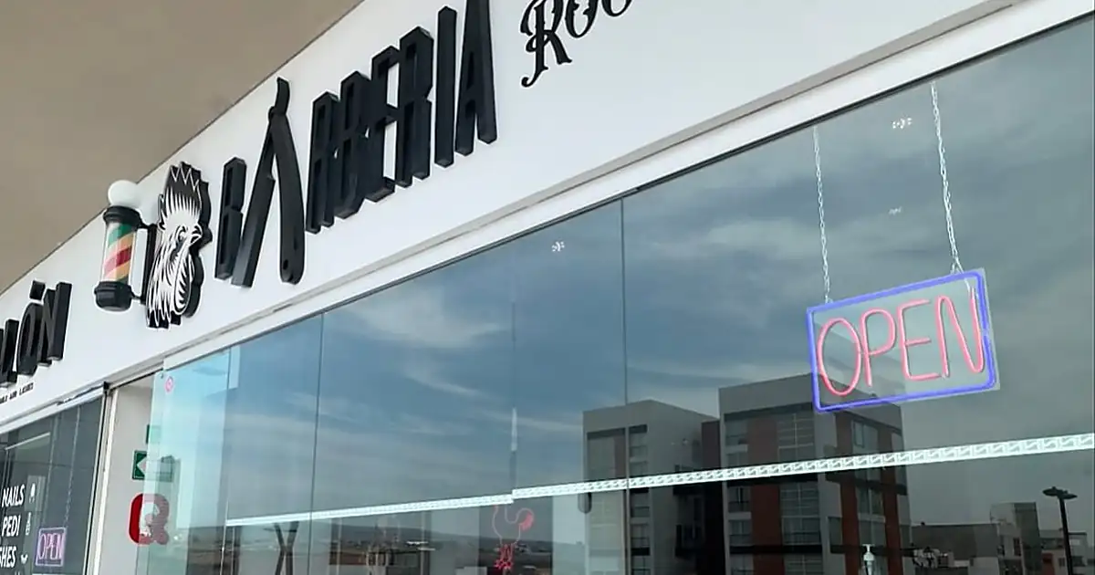 Roosters Plaza Ubika Milenio